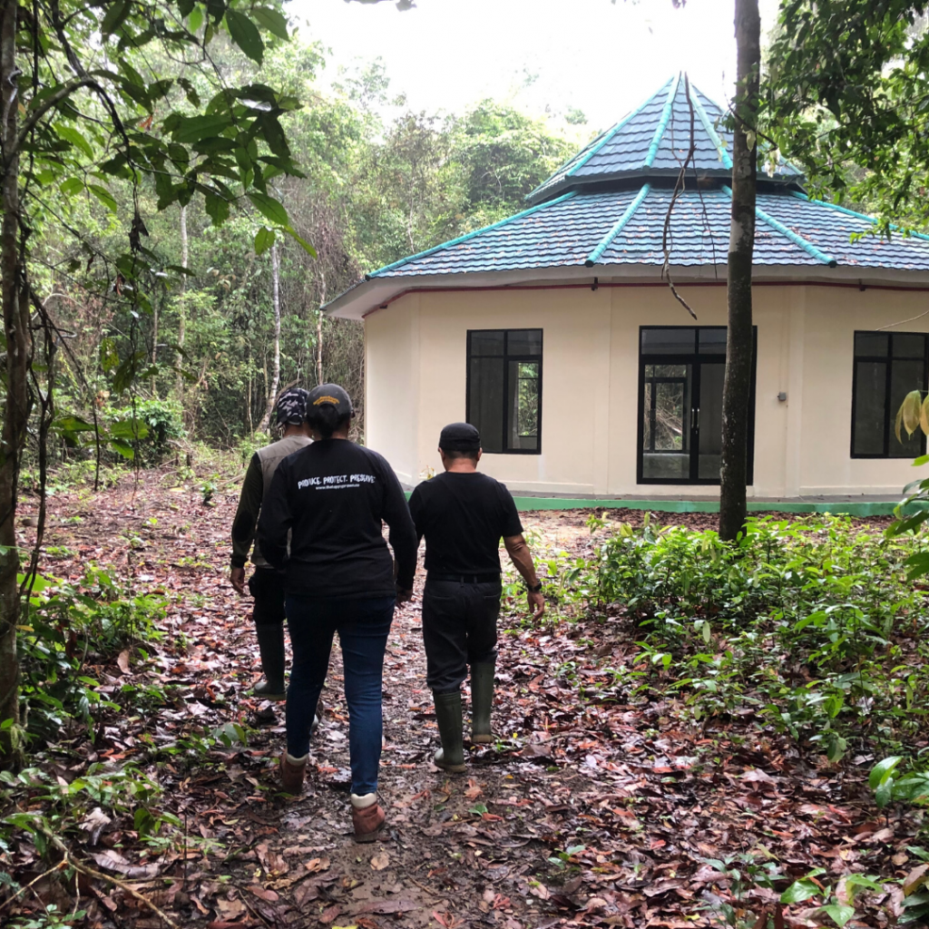 Good Causes 3 - SRS: Rosida and SRS team walking to the new lab.